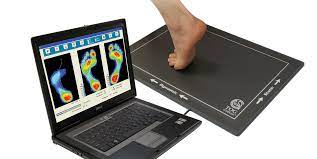 gaitscan image of male physiotherapist doing dry puncture on the back of patient in clinic